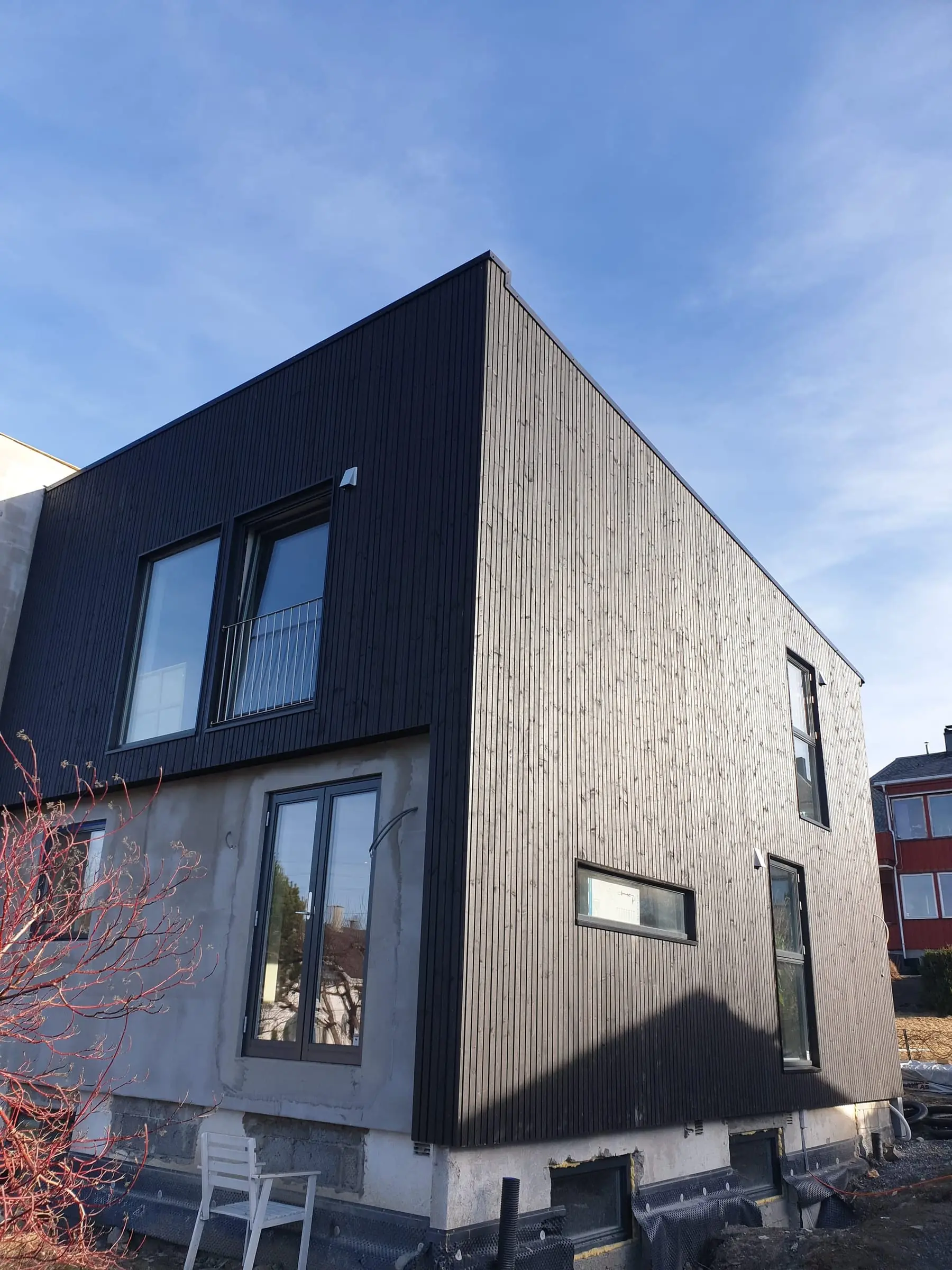 Enebolig med svart trekledning