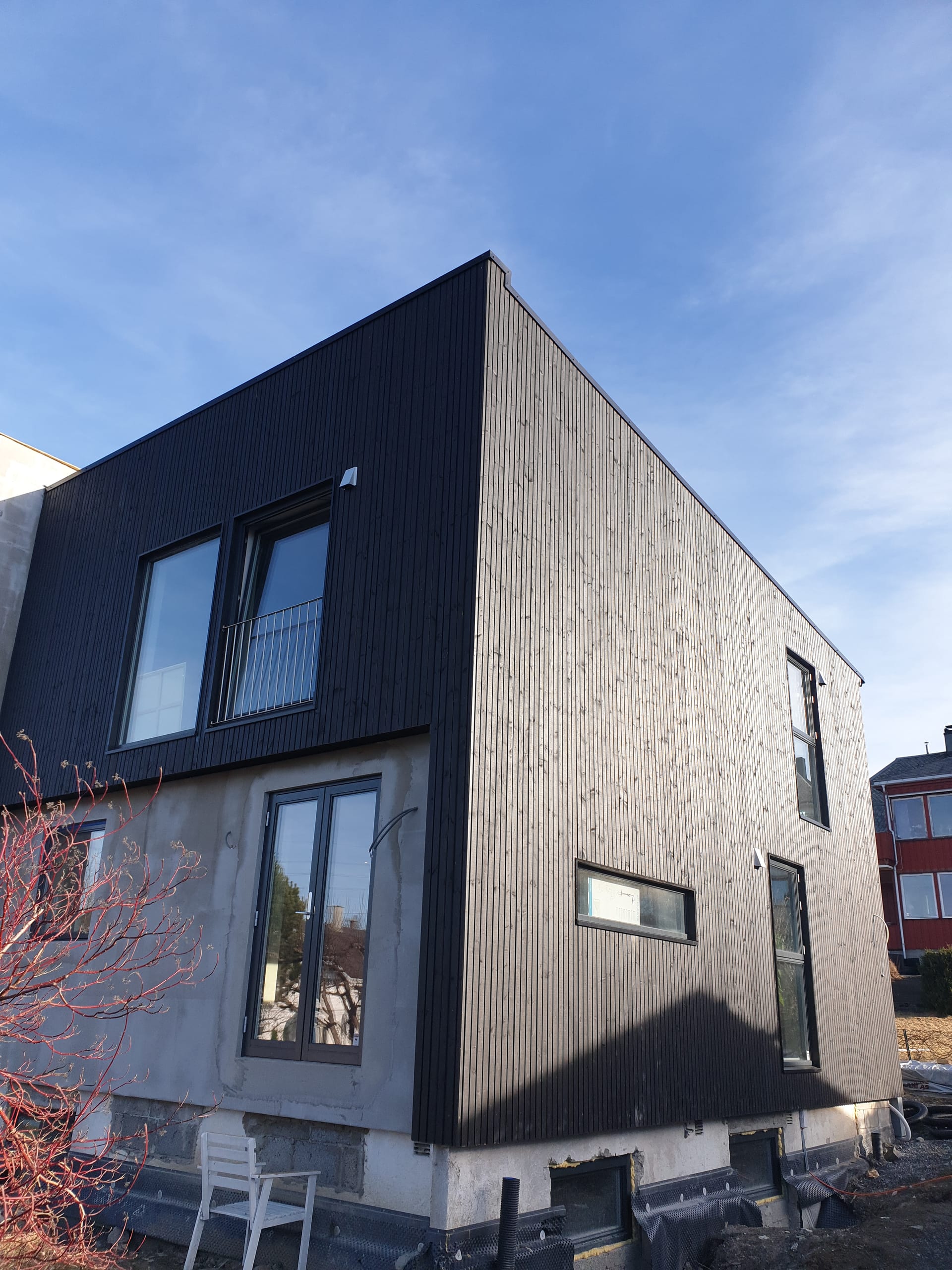 Enebolig med svart trekledning